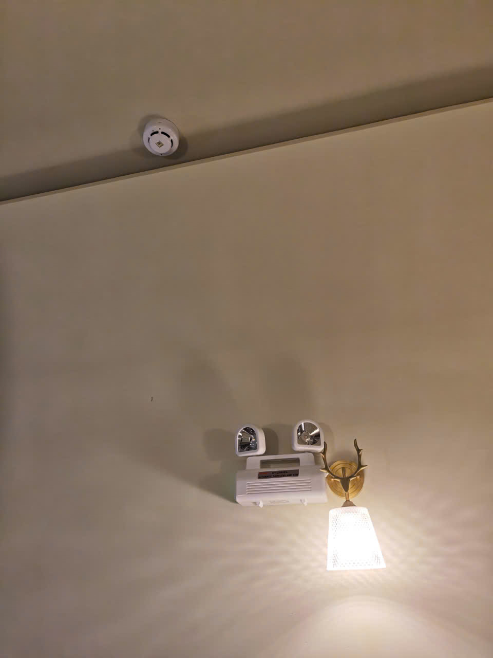 Cảm biến báo khói & đèn thoát hiểm ở lầu 3