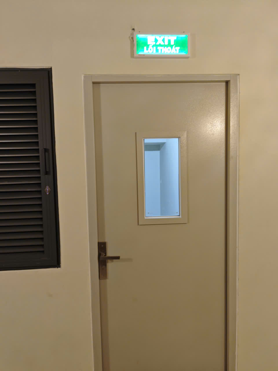 Cửa chống cháy thoát hiểm ở lầu 3