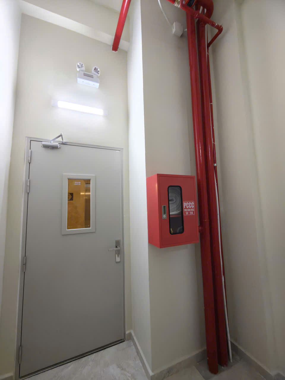 Cửa thoát hiểm & Tủ vòi chữa cháy ở lầu 3