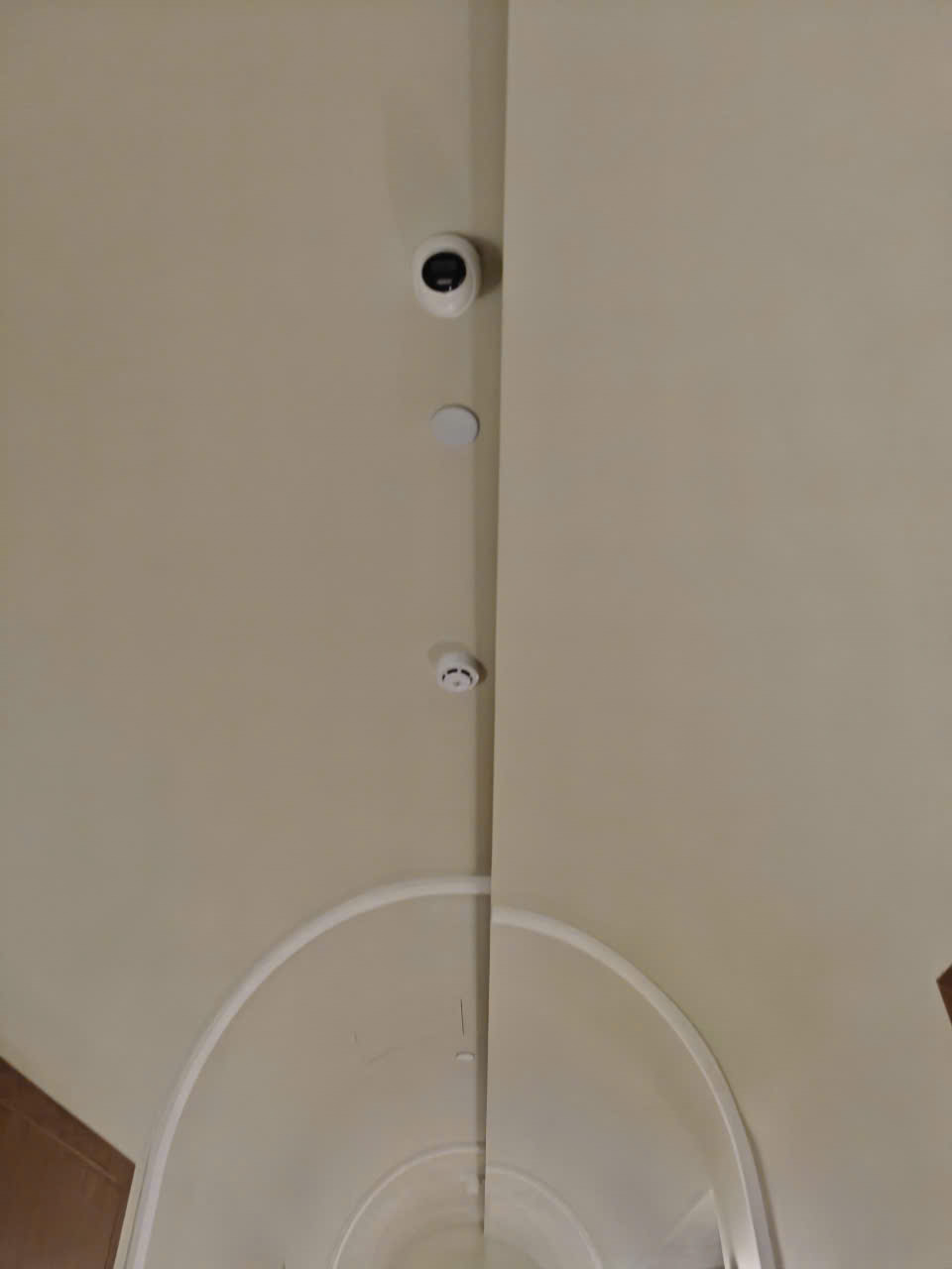 Cảm biến báo khói ở hành lang lầu 3