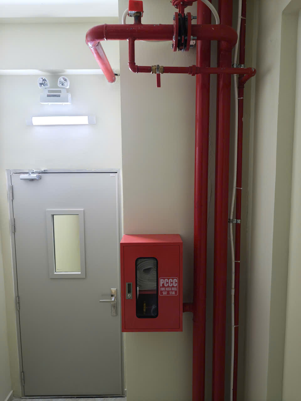 Cửa thoát hiểm & Tủ vòi chữa cháy ở lầu 2