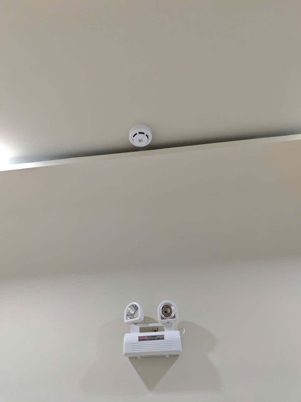 Cảm biến báo khói ở hành lang lầu 2