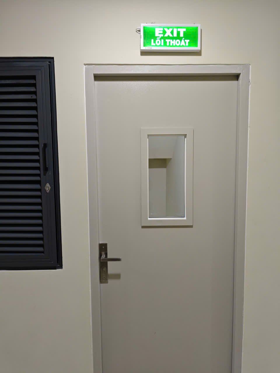 Cửa chống cháy thoát hiểm ở lầu 2