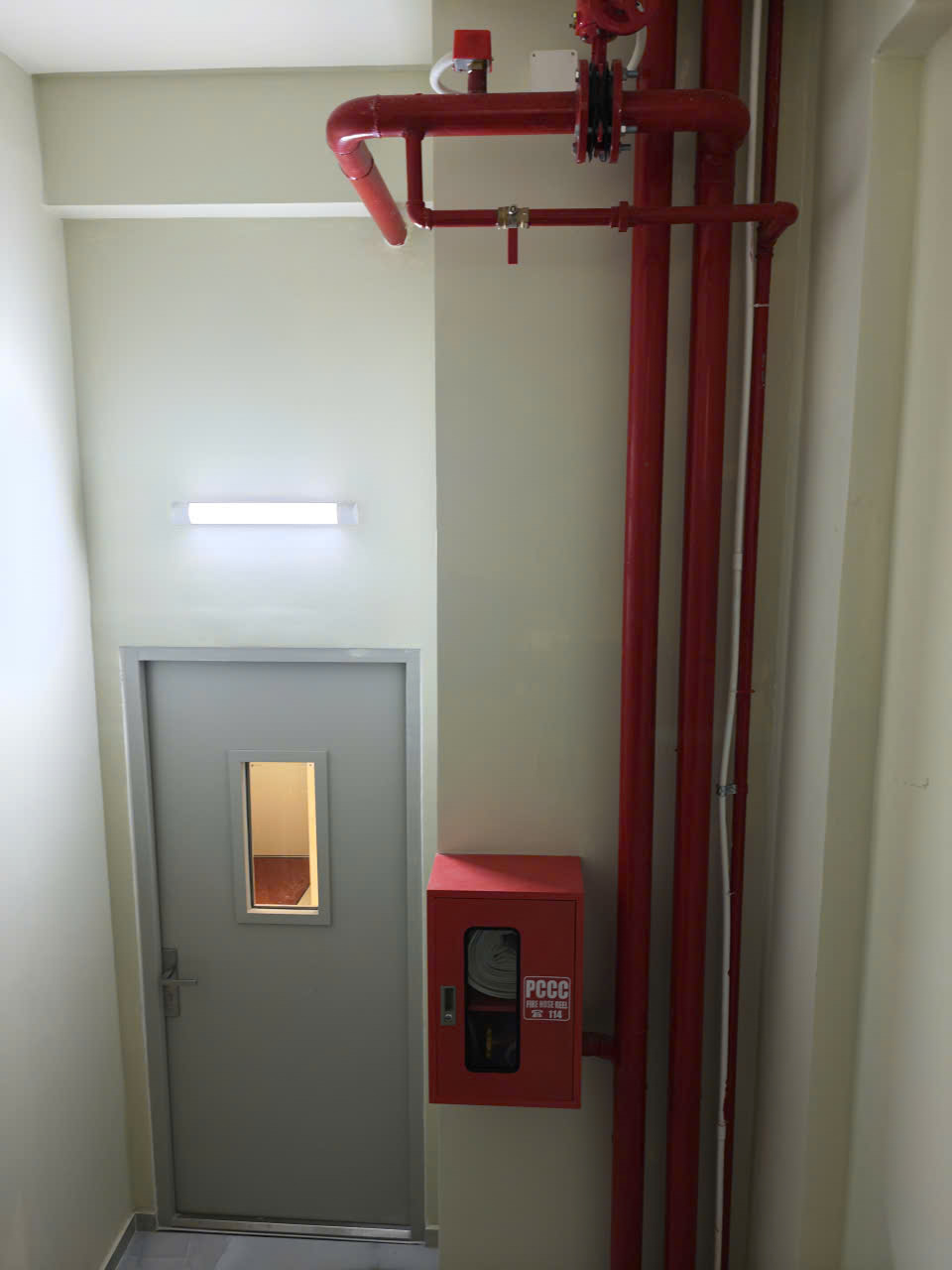 Cửa chống cháy thoát hiểm& Tủ vòi chữa cháy ở lầu 1