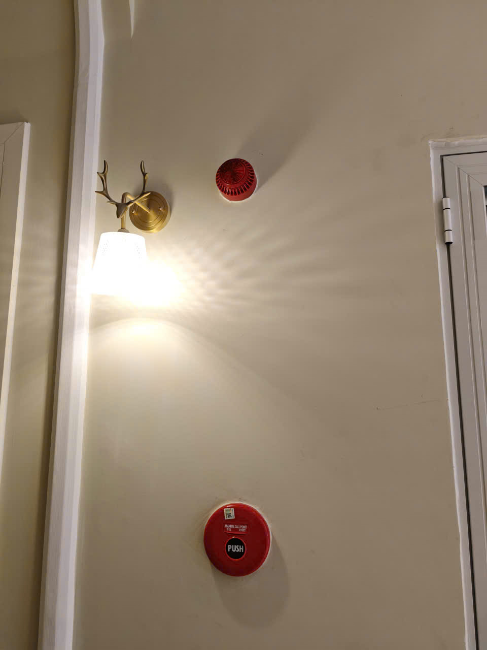 Chuông báo cháy ở lầu 1