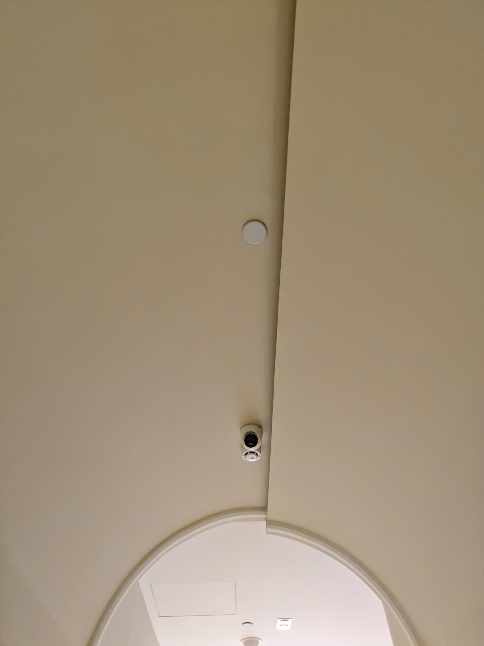 Cảm biến báo khói ở hành lang lầu 1