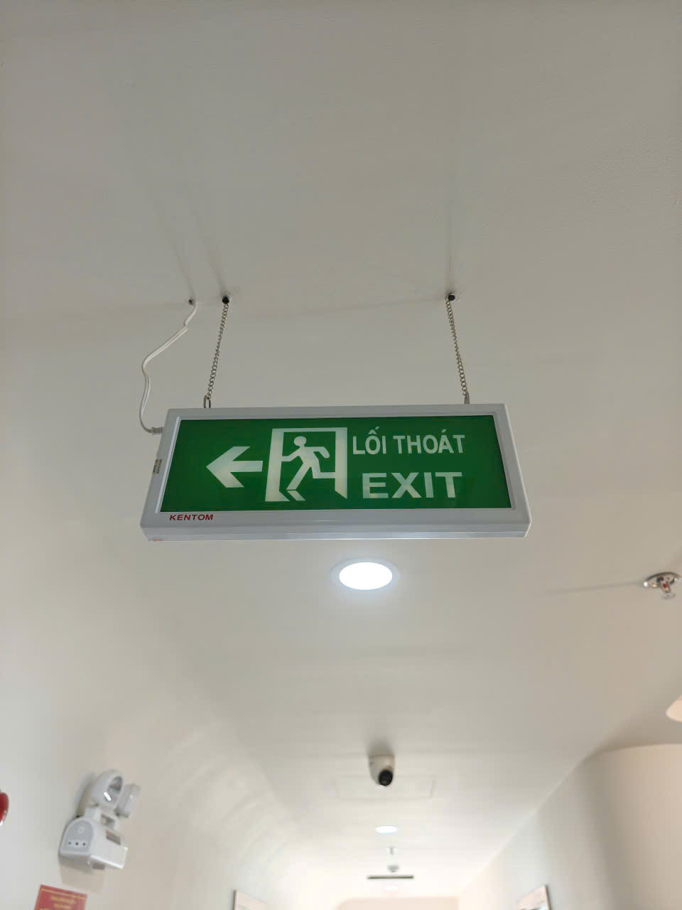 Đèn thoát hiểm & Sprinkler tự chữa cháy ở hành lang lầu 6