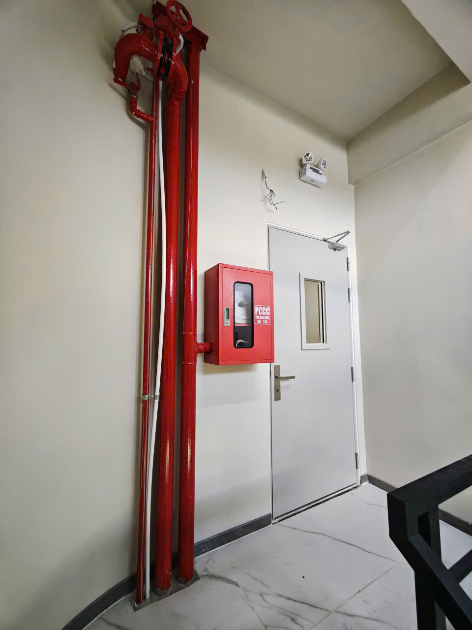 Tủ vòi chữa cháy & cửa thoát hiểm ở lầu 6