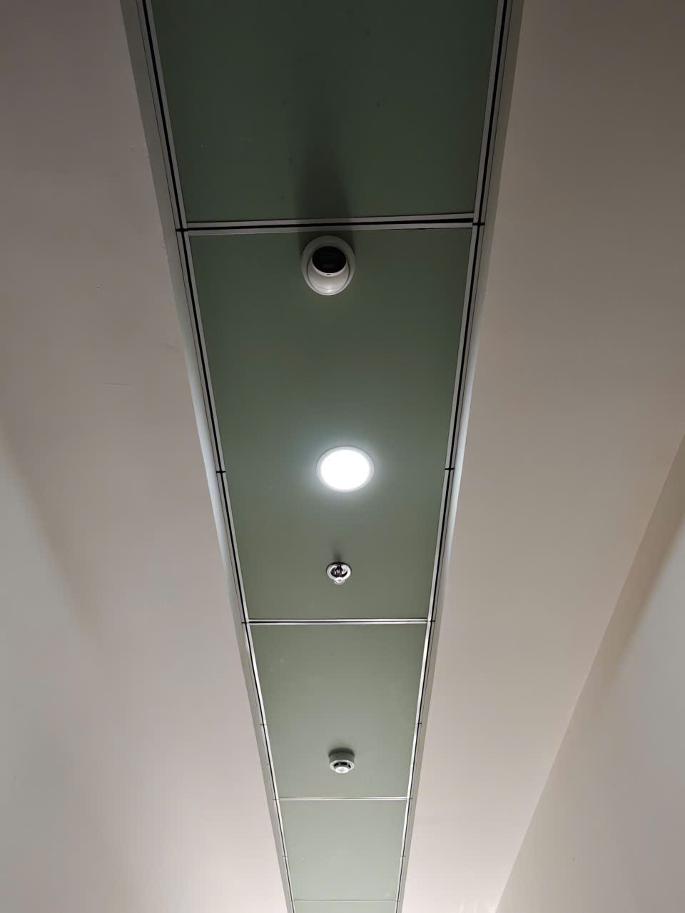 Sprinkler tự chữa cháy ở hành lang lầu 5