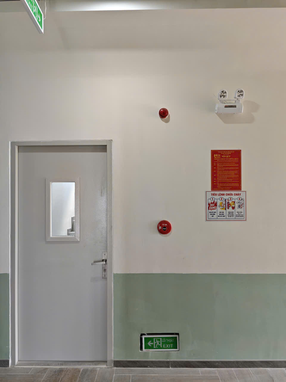 Cửa thoát hiểm chống cháy & Tiêu lệnh PCCC & Chuông báo cháy ở lầu 5