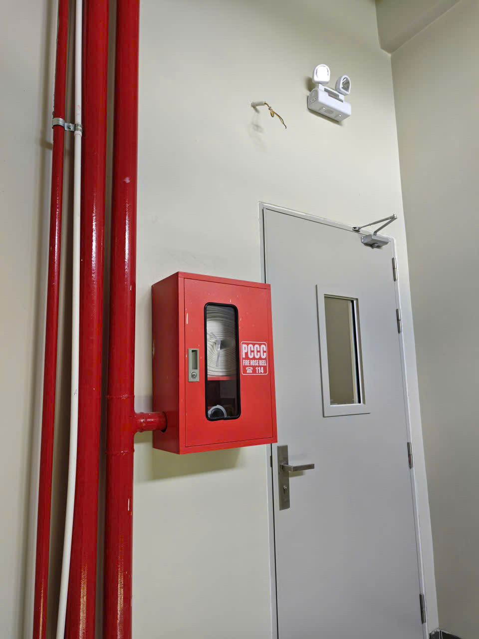 Tủ vòi chữa cháy & cửa thoát hiểm ở lầu 5