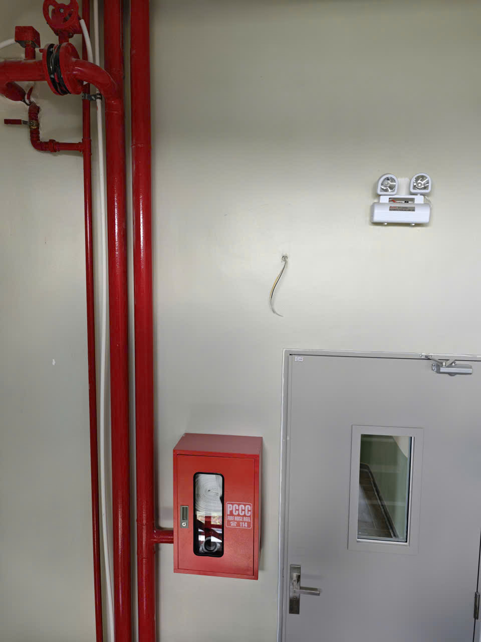Tủ vòi chữa cháy & cửa thoát hiểm ở lầu 4