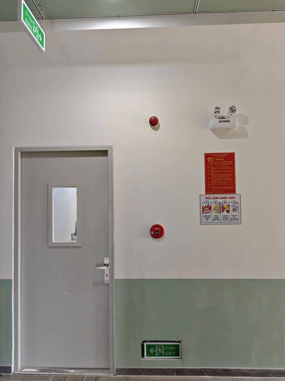 Cửa thoát hiểm chống cháy & Tiêu lệnh PCCC & Chuông báo cháy ở lầu 4
