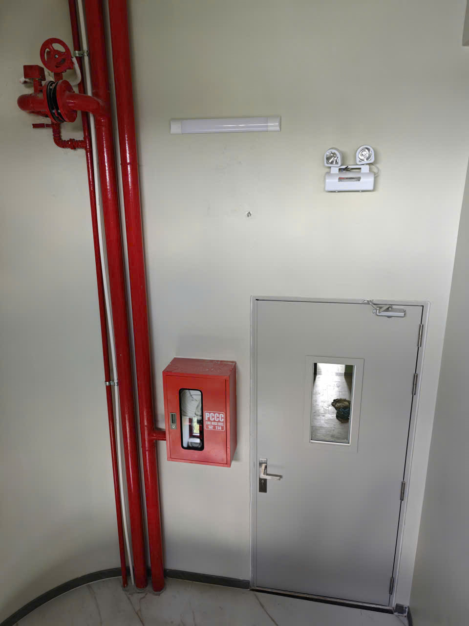 Tủ vòi chữa cháy & cửa thoát hiểm ở lầu 3