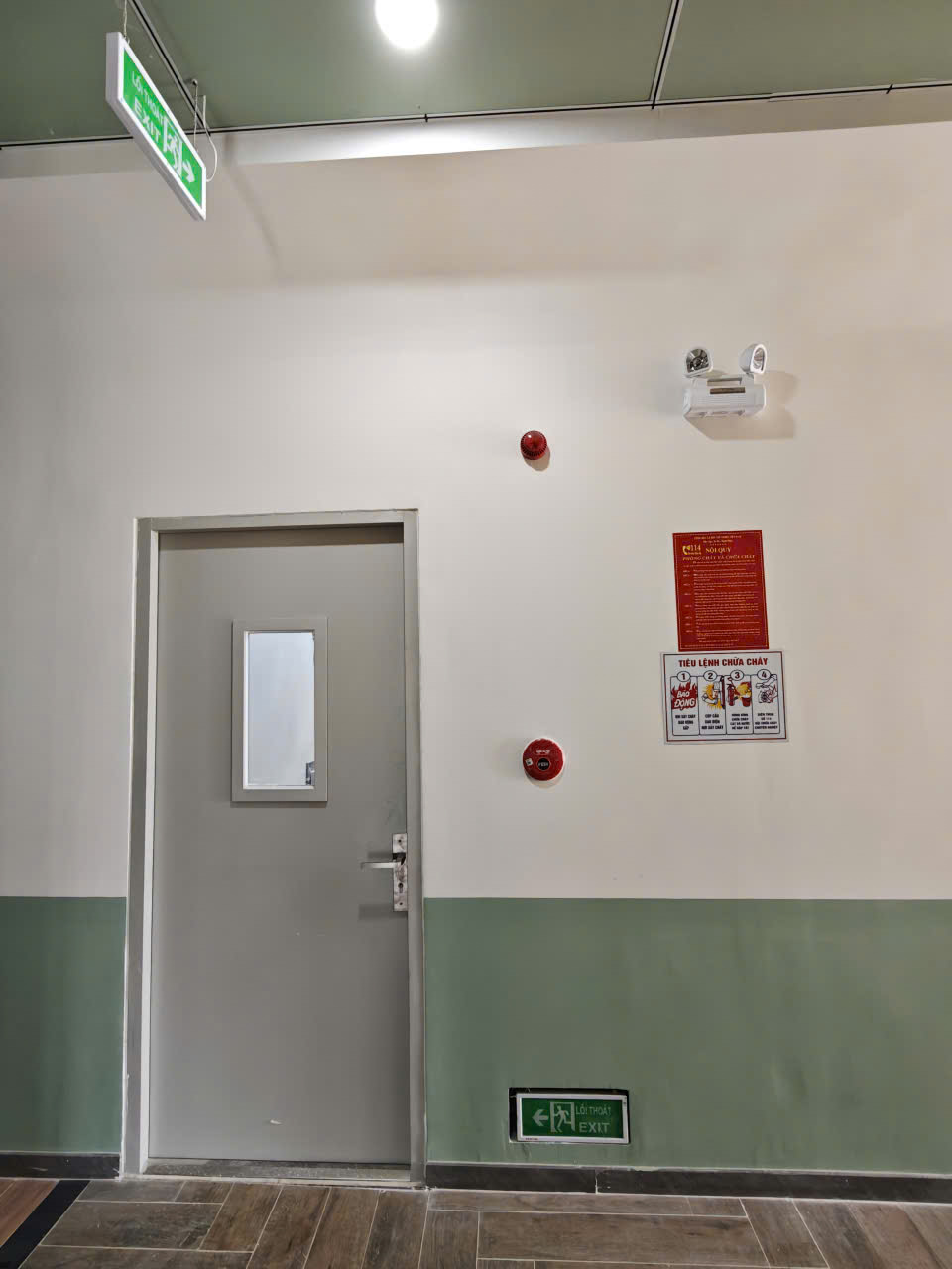Cửa thoát hiểm chống cháy & Tiêu lệnh PCCC & Chuông báo cháy ở lầu 3