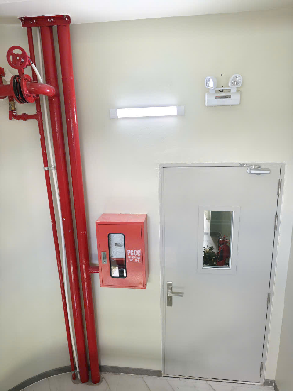 Tủ vòi chữa cháy & cửa chống cháy thoát hiểm lầu 2
