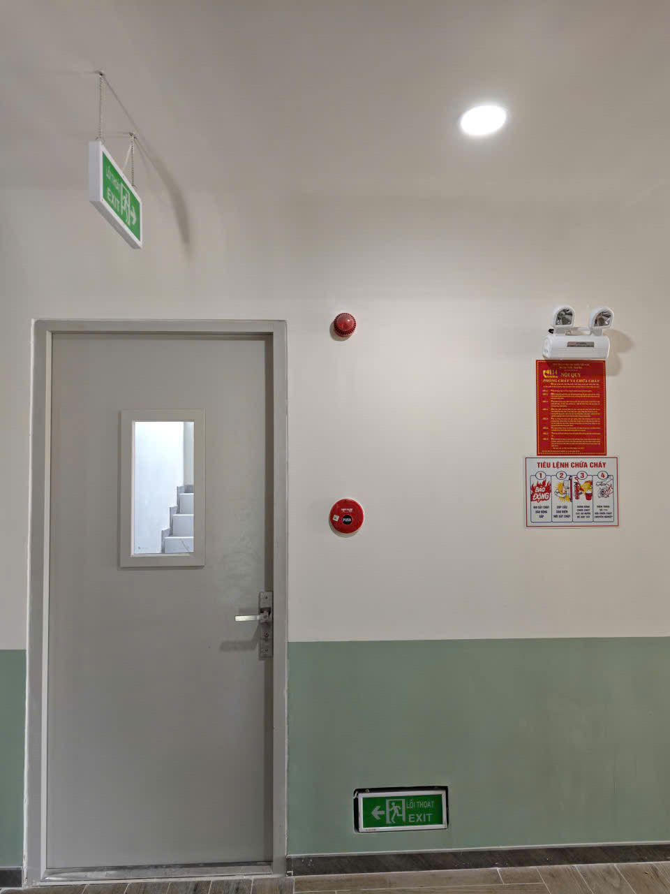 Cửa thoát hiểm chống cháy & Tiêu lệnh PCCC & Chuông báo cháy ở lầu 2