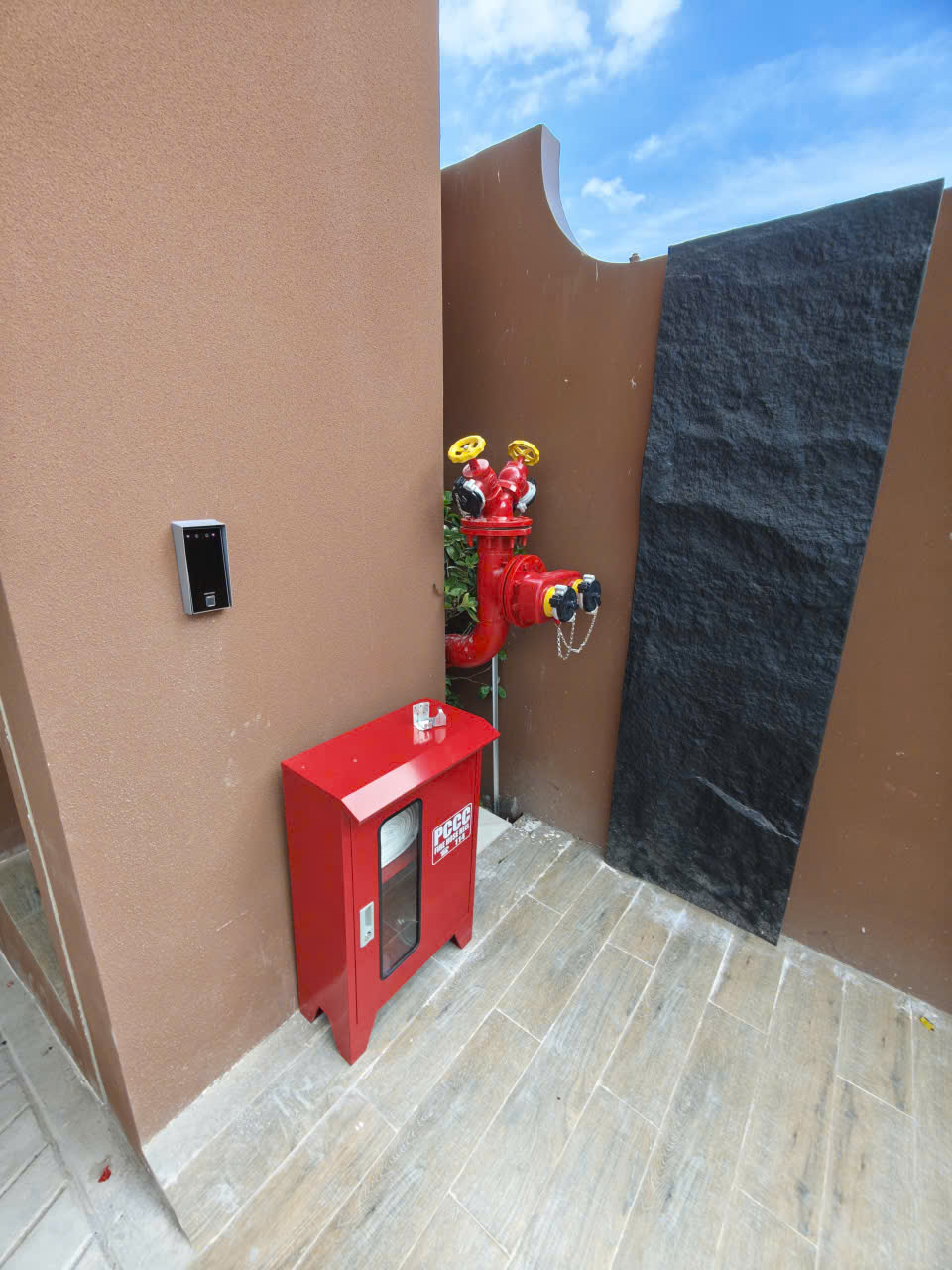 Họng nước và tủ vòi chữa cháy lầu 1